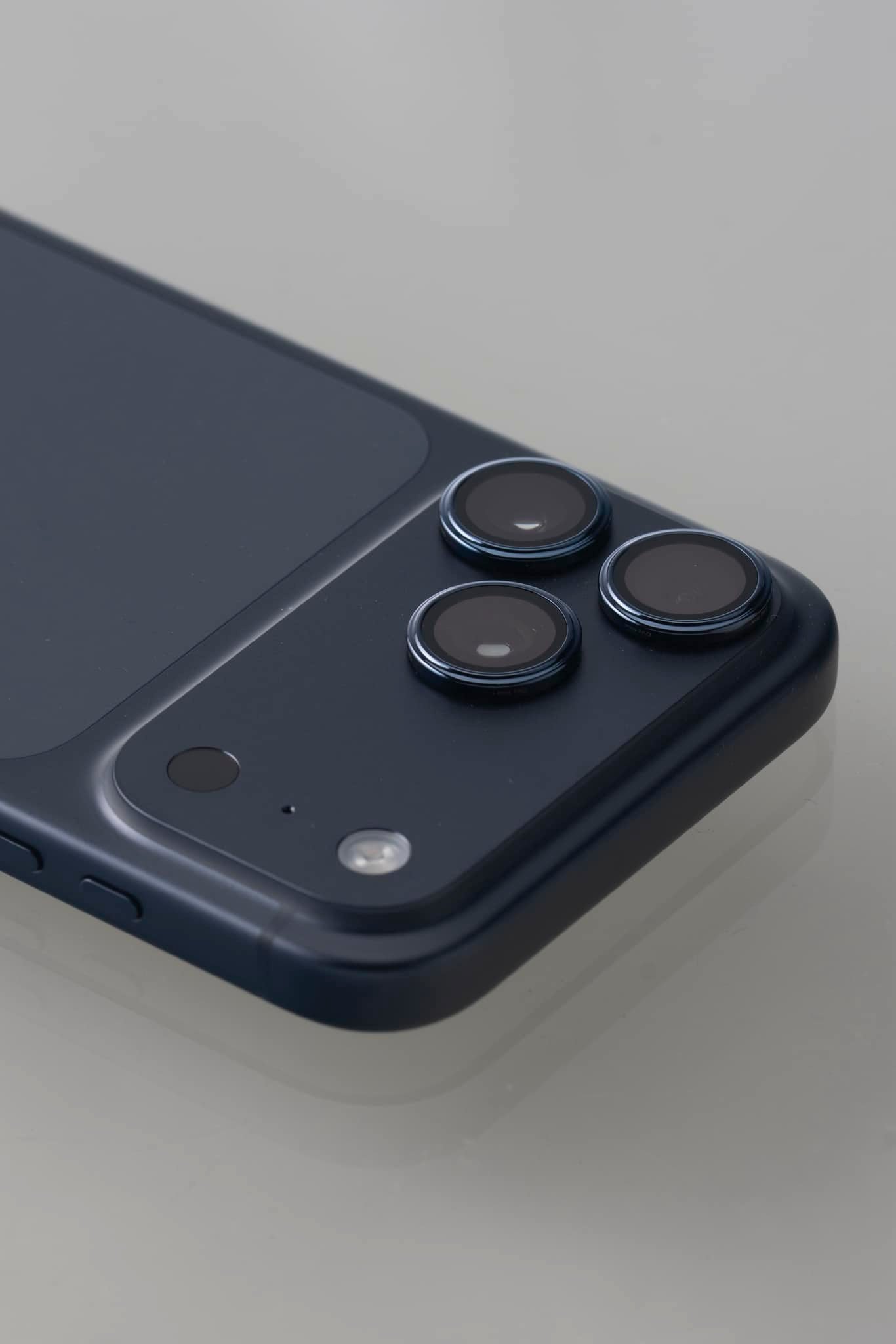 iphone 17 Pro 貼上藍寶石保護貼特寫