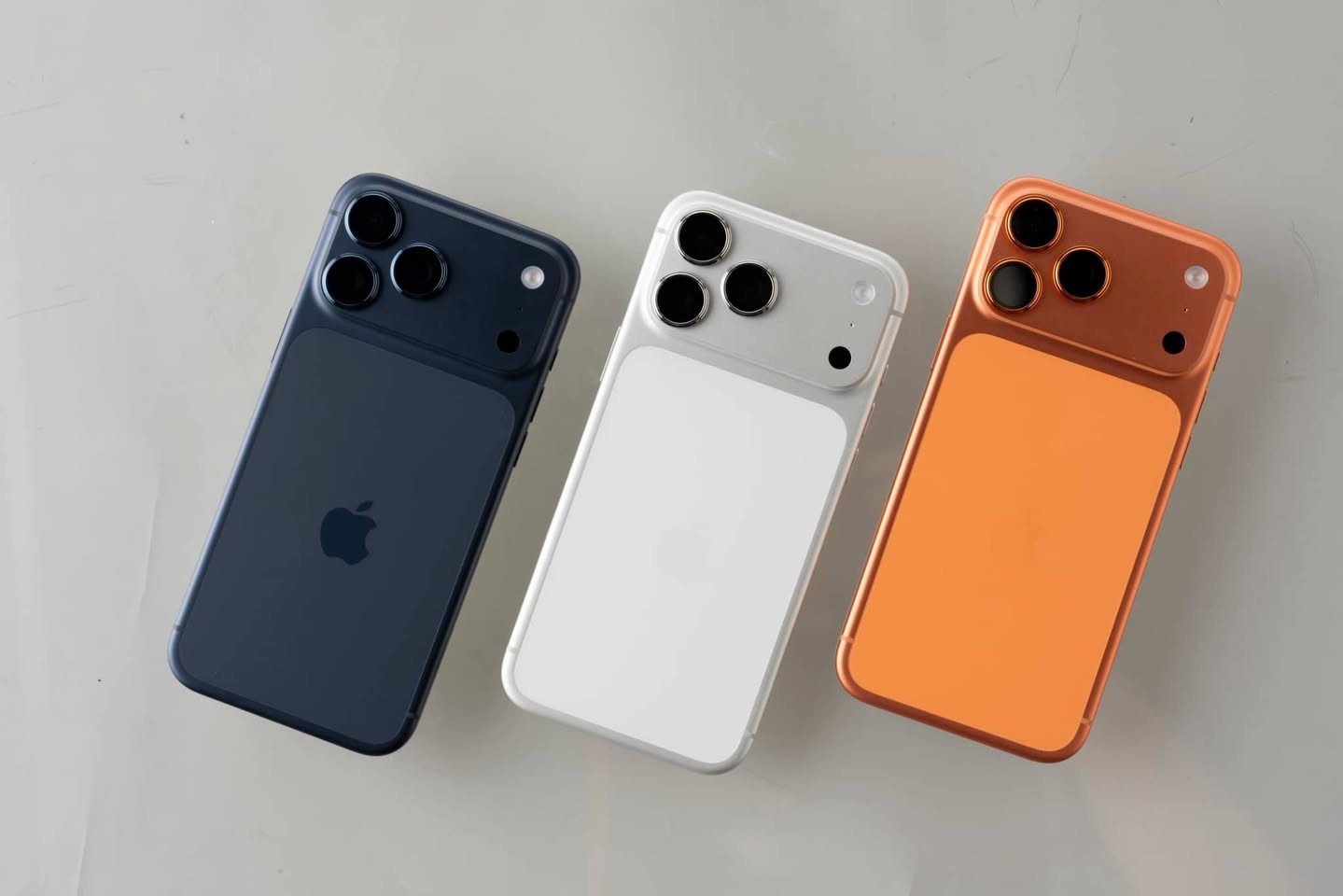 三隻有藍寶石鏡頭貼的 iphone 17 Pro